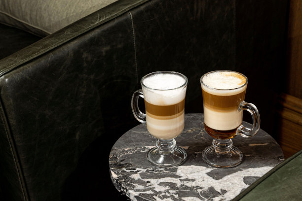 咖啡杯，大理石桌上放着摩卡咖啡和爱尔兰咖啡图片下载