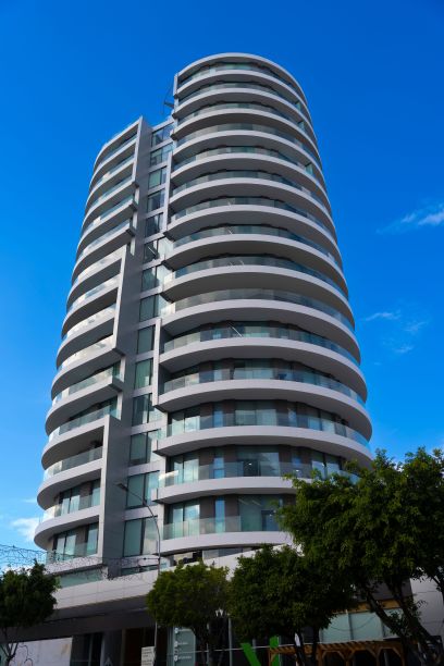 利马索尔一座名为“H45”的标志性现代建筑的实景照片图片下载