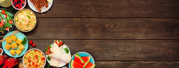 夏天的食物角落边界在深色的木横幅背景图片下载