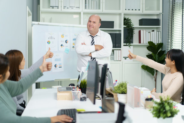 商务人士在会议室活动图片下载