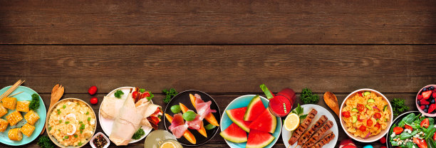 夏天的食物底部边界在一个深色的木横幅背景图片下载