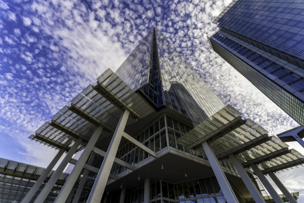 英国伦敦的碎片大厦，现代玻璃外墙反射着云彩。这座标志性的摩天大楼提供了伦敦城市景观和伦敦市中心的鸟瞰图。碎片大厦改变了伦敦的城市景观。图片下载