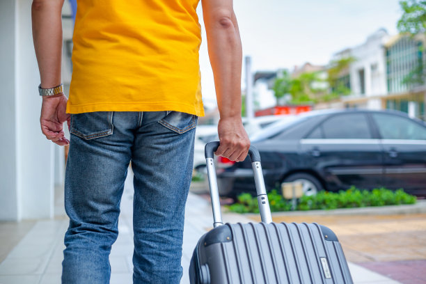 带着行李箱探索城市的男性旅行者图片下载