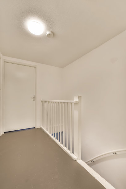 一间白色的房间，有楼梯和一扇白色的门图片下载