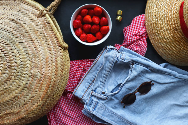 野餐装和草莓图片下载