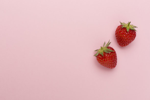 草莓带叶子的彩色背景，俯视图图片下载