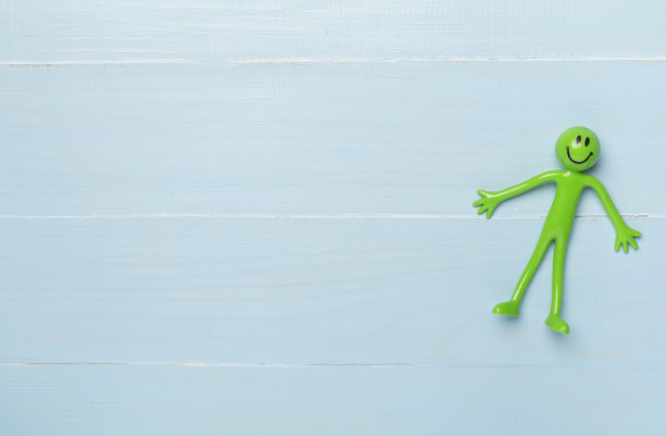 木制背景上的人物玩具，俯视图图片下载