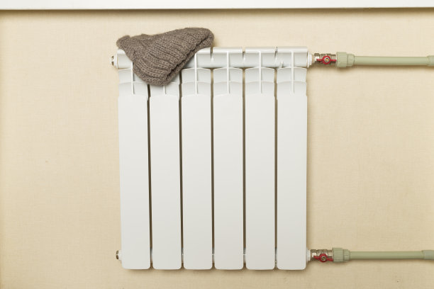 室内带帽双金属散热器。冬季供暖概念图片下载