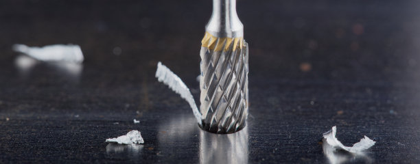 铣刀在钢坯的孔里打凹。钳工的工作。图片下载