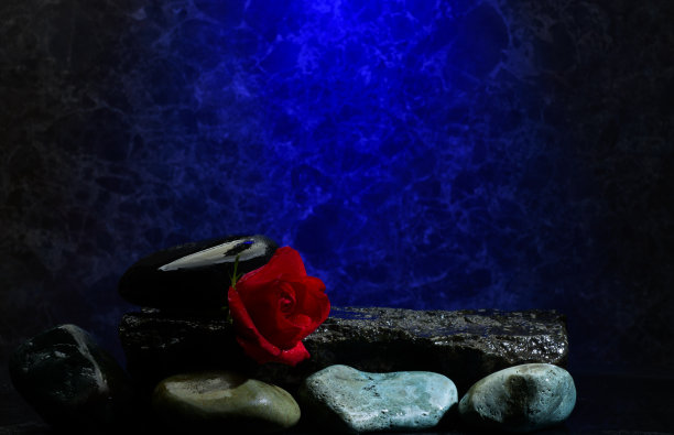 组成光滑的石头为背景的讲台图片下载