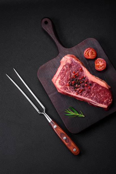 新鲜多汁的纽约牛排，加盐，香料和香草图片下载