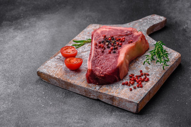 新鲜多汁的纽约牛排，加盐，香料和香草图片下载