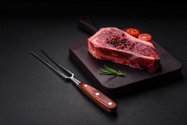 新鲜多汁的纽约牛排，加盐，香料和香草图片下载