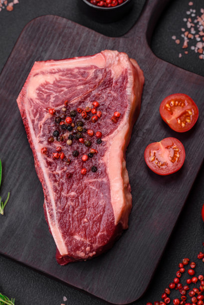 新鲜多汁的纽约牛排，加盐，香料和香草图片下载