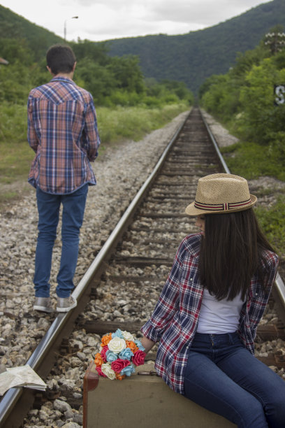 一对情侣去度假图片下载