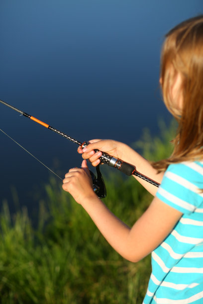女孩在夏天的湖上钓鱼图片下载