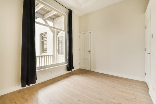 客厅有一扇大窗户和木地板图片下载