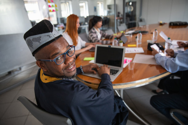 非洲商人在商务会议上穿着传统服装，多民族图片下载