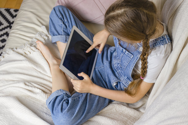 女孩手里拿着平板电脑图片下载