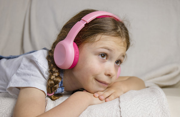 戴耳机的孩子图片下载