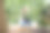自信的男子在水果农场收获成熟的绿色鳄梨图片下载