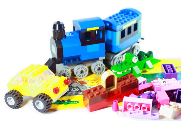 在白色的背景上孤立的一组物体彩色玩具，增强儿童的想象力图片下载