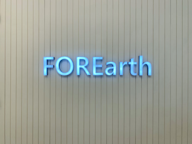 正面白墙上刻有白木纹垂直线图片下载