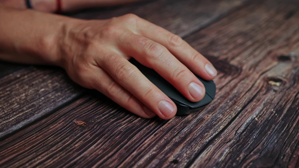 一名妇女在互联网上工作，特写手使用无线鼠标设备浏览互联网。图片下载