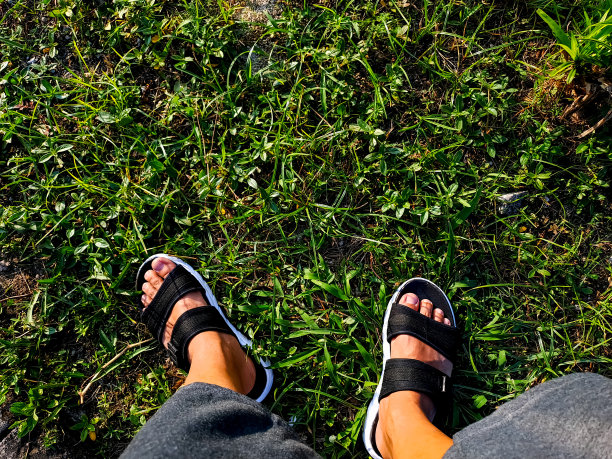 脚穿凉鞋图片下载