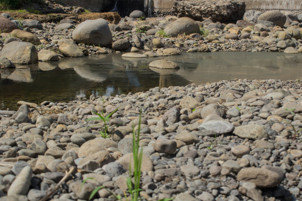 这些岩石是平坦的，周围有水图片下载