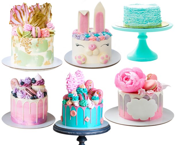 一套粉红色和绿色蛋糕孤立在白色背景。蛋糕上有泰迪熊、可食用的花朵、独角兽、棉花糖、软糖和马卡龙图片下载