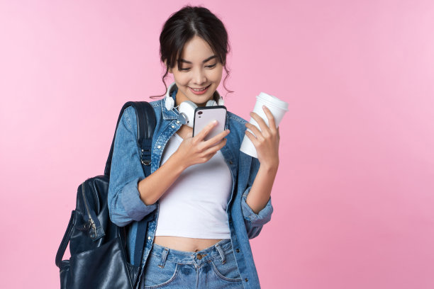 图为年轻的亚洲女学生使用手机应用程序发短信。大学的概念。图片下载