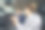 女子向坐在车里的商人展示平板电脑图片下载