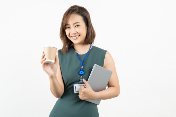 在孤立的白色背景上，亚洲女商人拿着咖啡杯在平板电脑前阅读图片下载