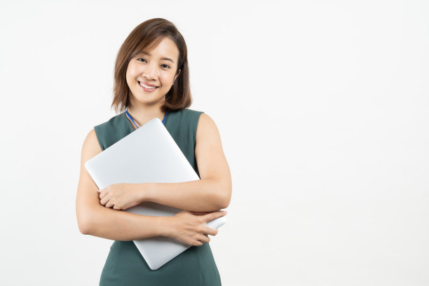 年轻亚洲女商人的肖像，微笑着拿着笔记本电脑，白色孤立的背景图片下载