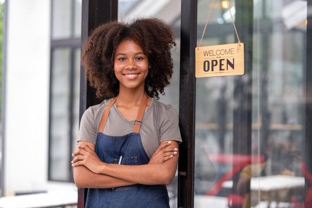 年轻的女商人早上开了一家咖啡店图片下载