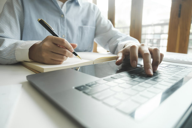 近距离女性的手使用电脑笔记本电脑进行在线工作。图片下载