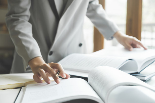 近距离女性的手使用电脑笔记本电脑进行在线工作。图片下载