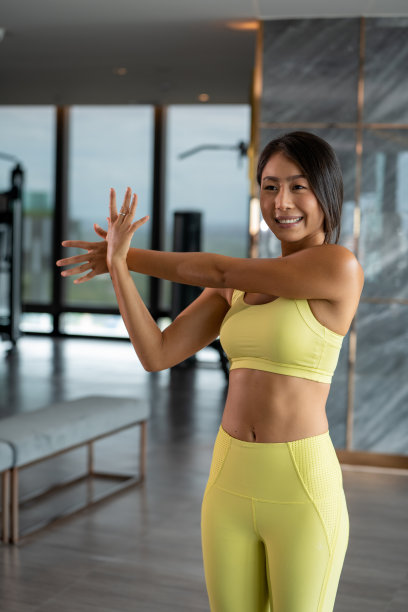 瑜伽对着现代摩天大楼冥想。年轻女孩花时间在公寓屋顶的健身室做瑜伽练习。现代都市中的瑜伽和冥想。年轻迷人的女孩图片下载