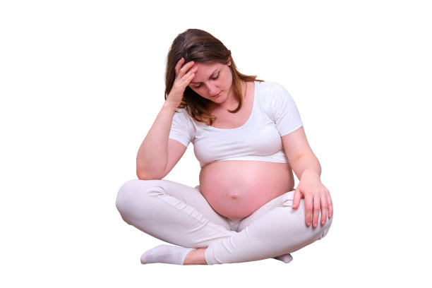 妇女在家庭床上怀孕的问题。孕妇的头痛和压力，隔离在白色背景上图片下载