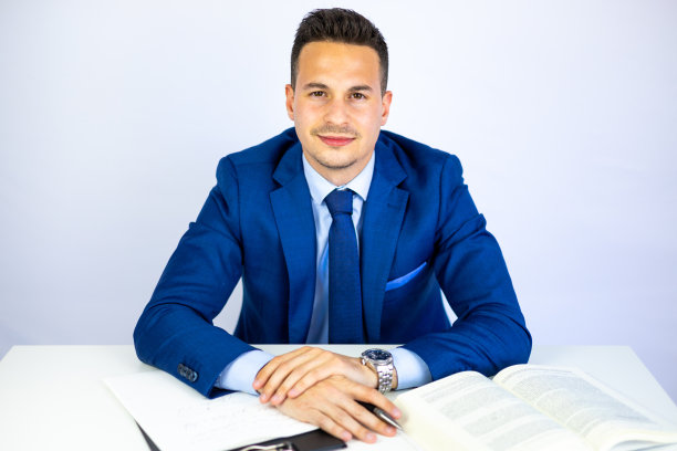 帅气的商人、经济学家、律师、经理和执行董事在办公桌前检查财务数据文件。图片下载