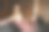 年轻女子在家里用信用卡和笔记本电脑。图片下载