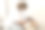 大师用电解法在女性背部脱毛，在美容院用电脱毛。多毛主义的真实照片。水平面图片下载