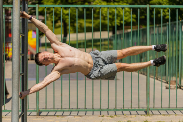 运动白种人赤裸上身肌肉男做人旗运动，力量体操元素图片下载