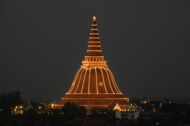 佛塔佛塔是泰国最大的佛塔，夜晚的时间和泼水节的灯光颜色。图片下载