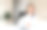 快乐的黑发女人笑着在办公室的办公桌和笔记本电脑前工作。图片下载