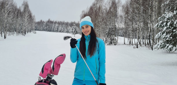 美丽的女高尔夫球手冬天在高尔夫球场上拿着高尔夫球杆图片下载