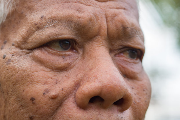 眼睛的特写，老人站在户外看向别处图片下载