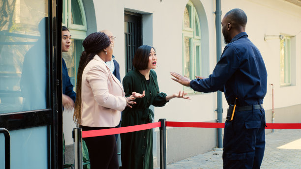 保安要求人们等待图片下载