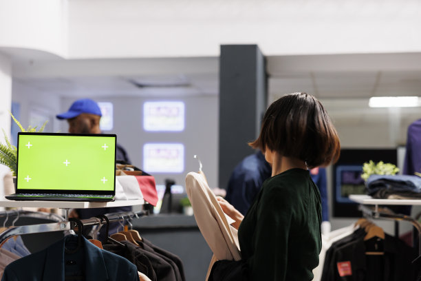 商场里有绿色模拟屏幕的笔记本电脑图片下载